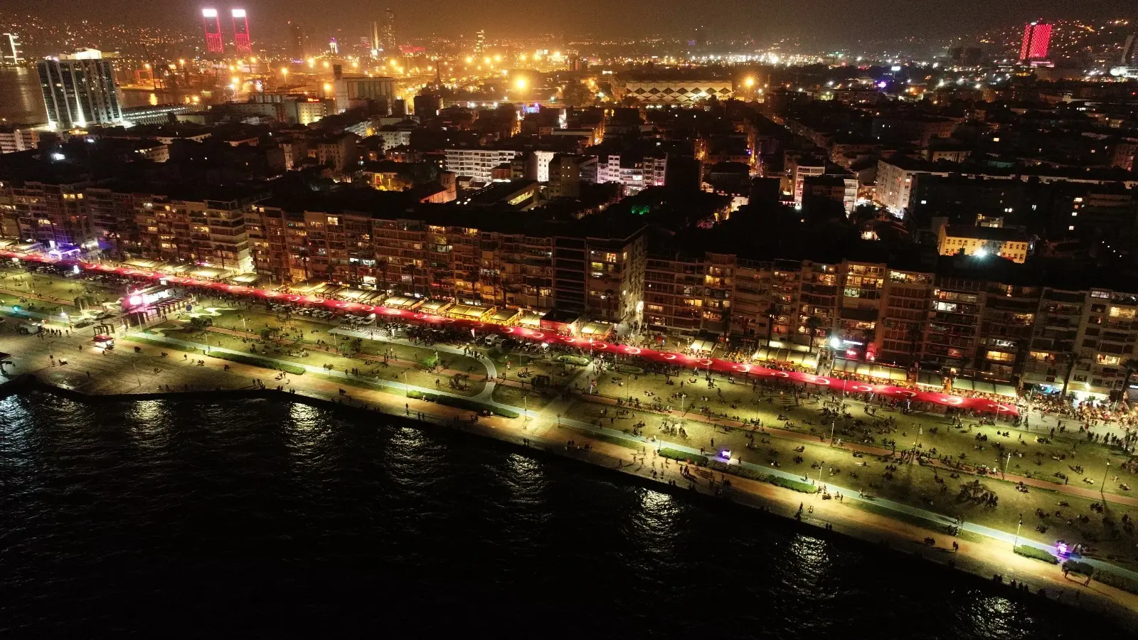 İzmir'de her yerde Cumhuriyet coşkusu