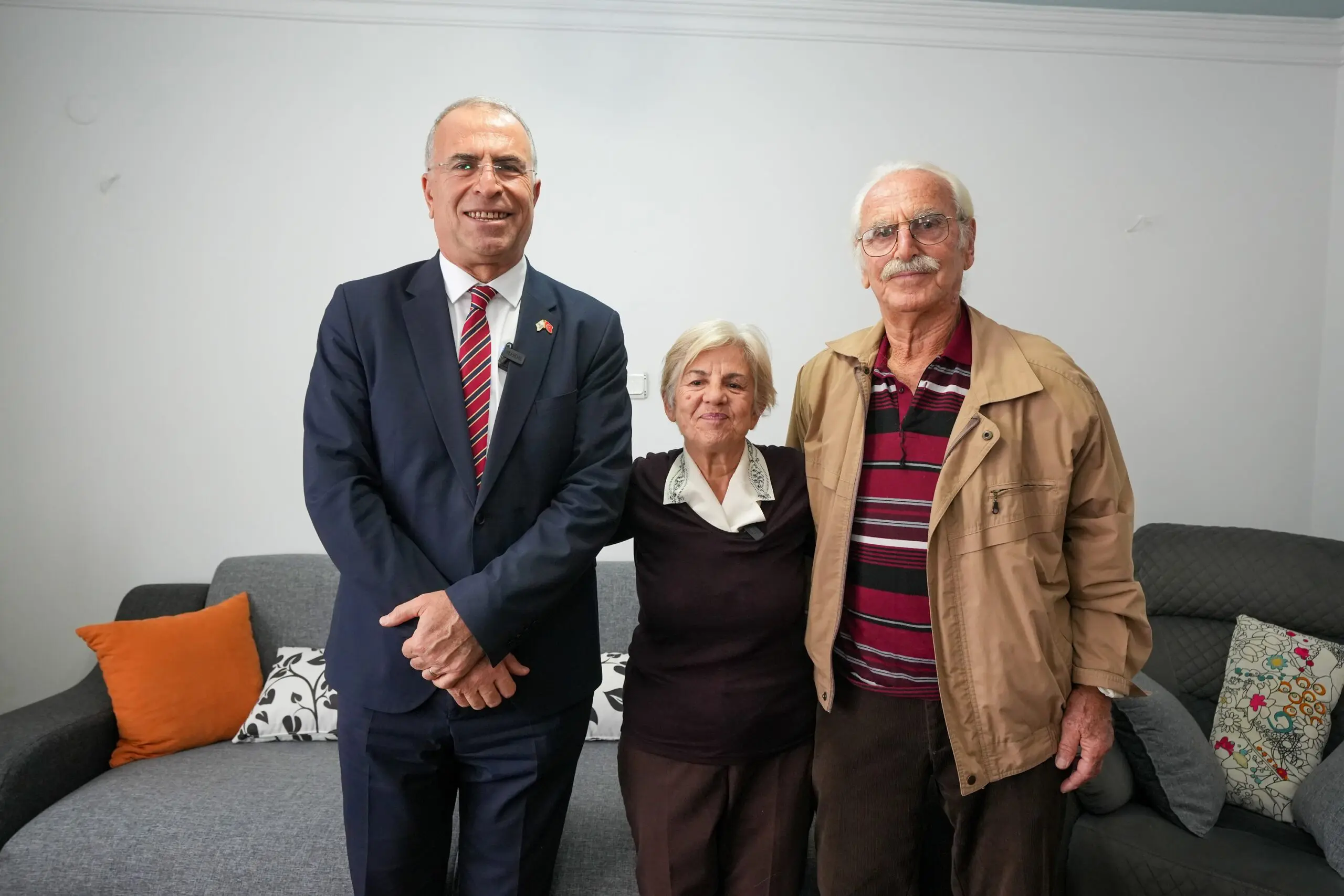Lise yıllarında Türkçe öğretmenliğini yapan Ayşe Küçük’ü ziyaret eden Başkan