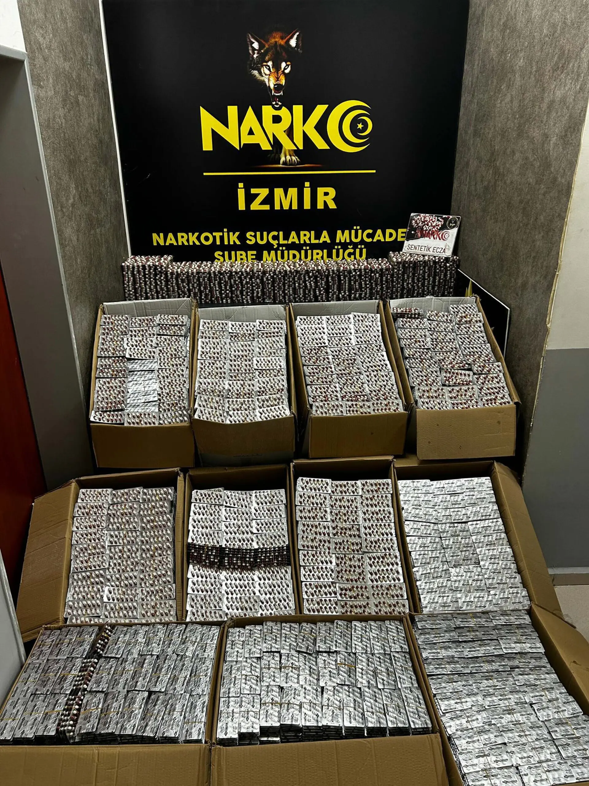 İzmir Karabağlar’da bir eve düzenlenen operasyonda 295 bin 691 adet