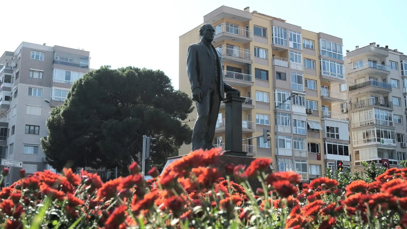 İzmir Büyükşehir Belediyesi, kışı kentin dört bir yanına diktiği çiçeklerle
