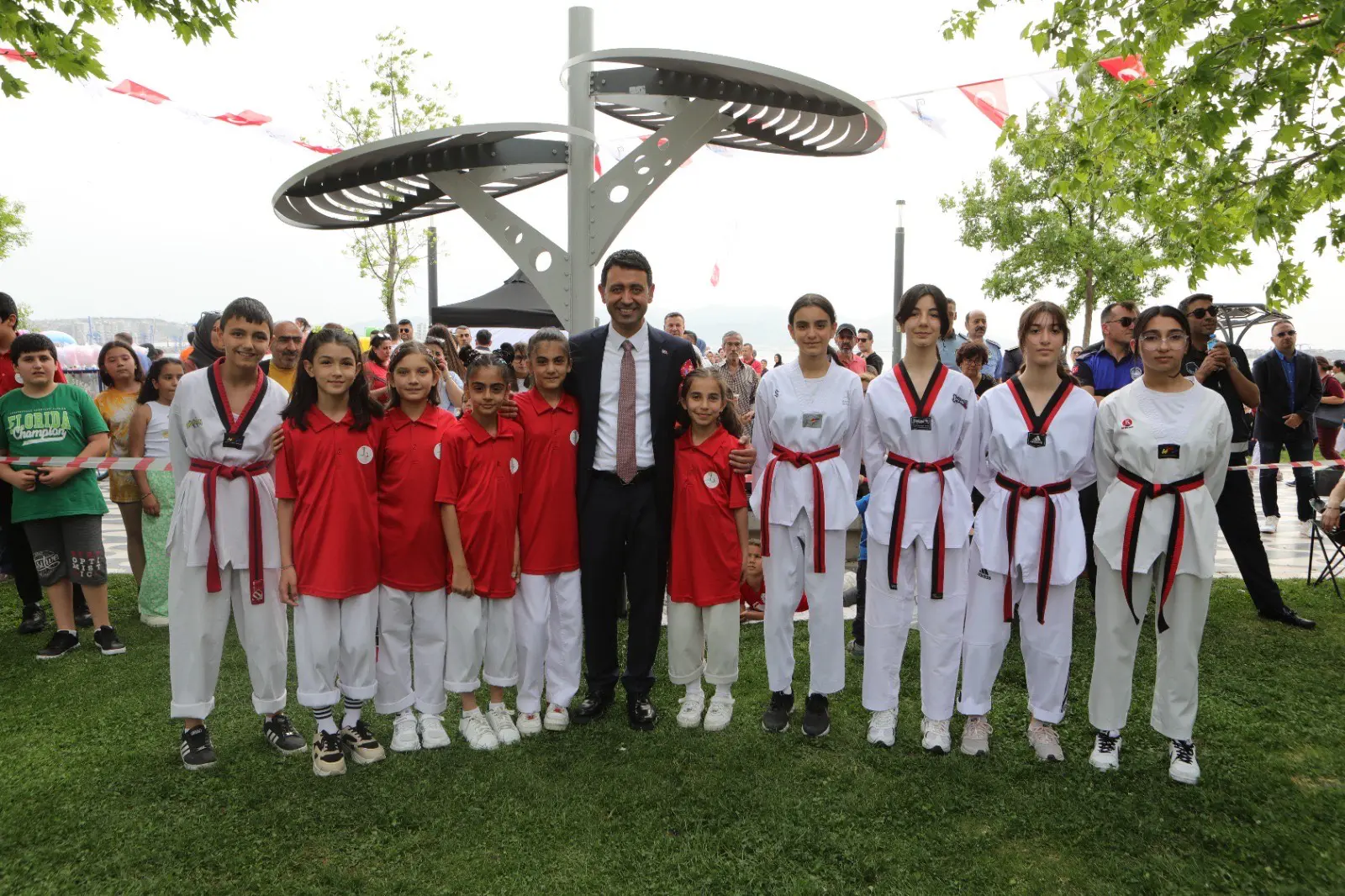Bayraklı Belediyesinin bu yıl 16 branşta açtığı kış spor okulları,