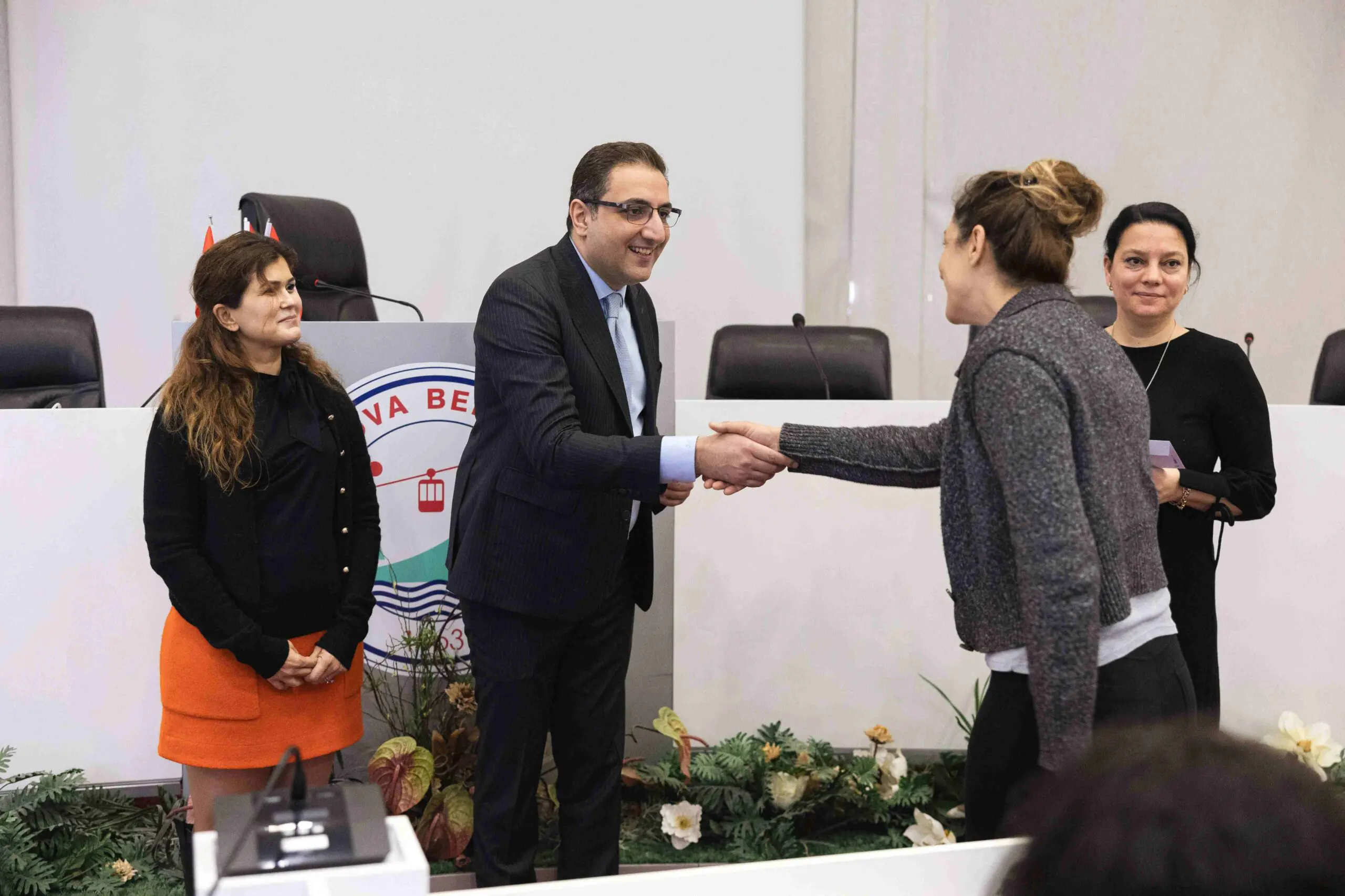 Balçova Belediye Başkanı Onur Yiğit, semt evlerindeki kurslara katılan kadınlarla