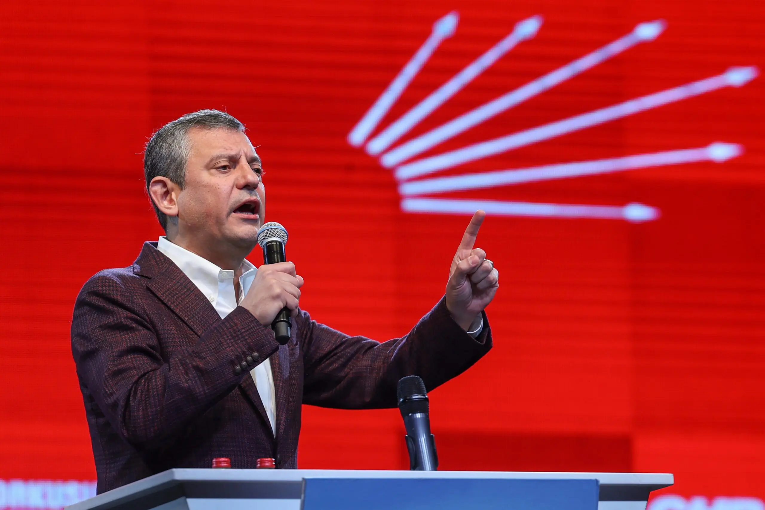 Özgür Özel, Cumhurbaşkanı Erdoğan’ın yeniden aday olma kararını Meclis’e taşıyarak