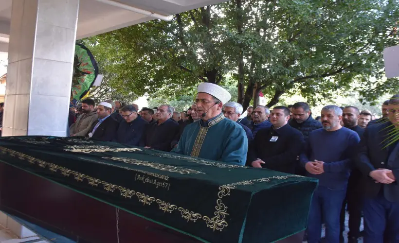 İngiltere'de Kayıp Olan Prof. Dr. Orhan Ekren'in cenazesi İzmir'de toprağa