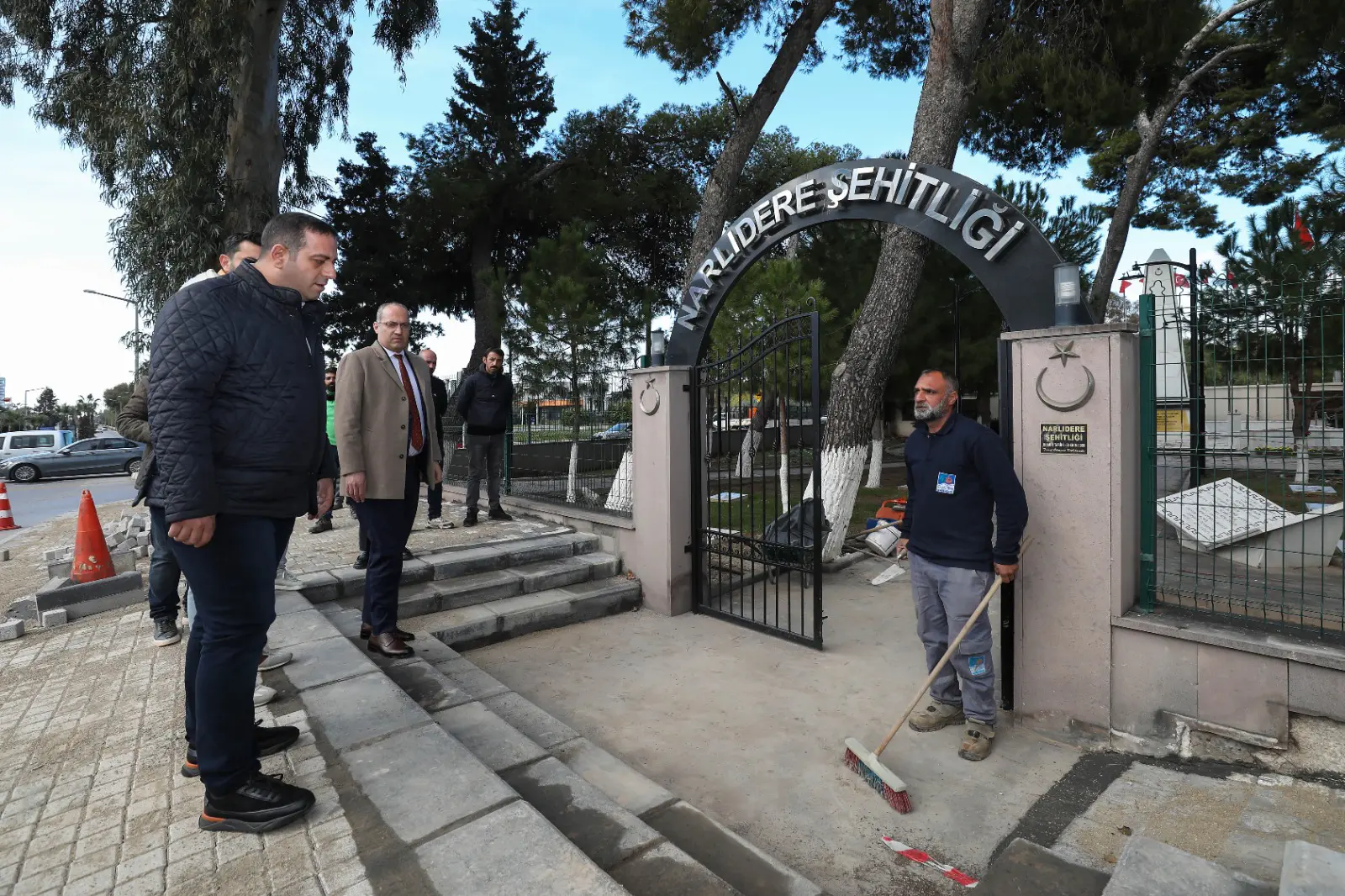 Narlıdere Belediyesi, geçmişimize saygımızın göstergesi Narlıdere Şehitliğini, özenle gerçekleştirilen bakım