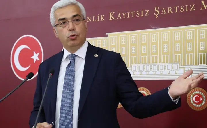 Halk TV köşe yazarı İsmail Saymaz, Demokrat Parti’den istifa eden