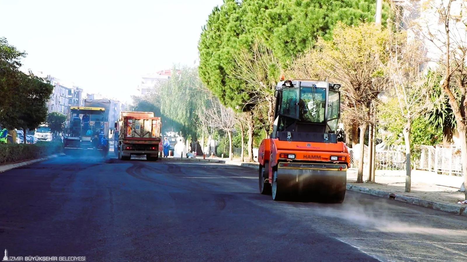 İzmir Büyükşehir Belediyesi’nin asfalt seferberliği başladı. 