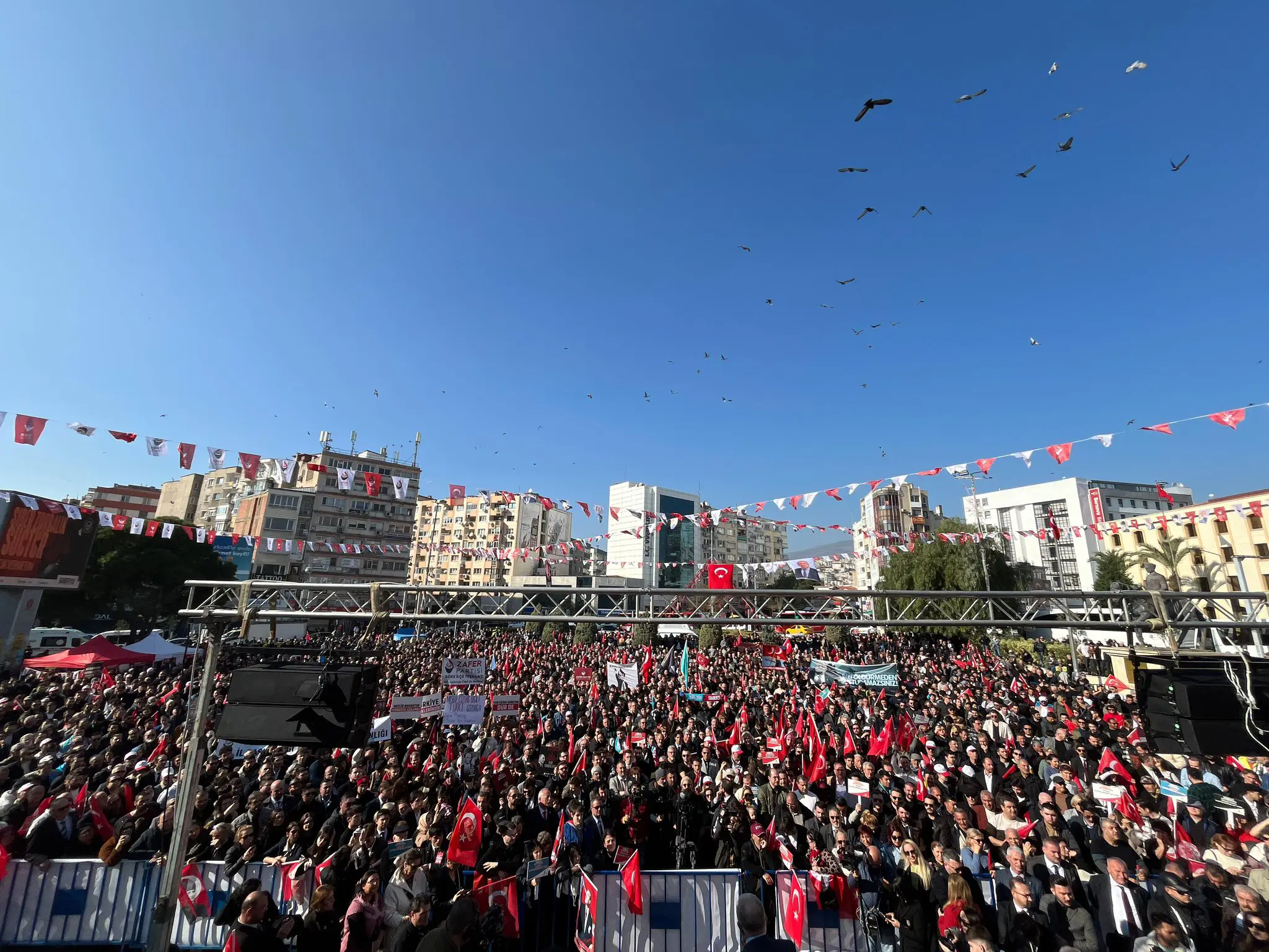 Zafer Partisi, İzmir’de “Mehmetçik Katillerine Af Yok” sloganıyla düzenlediği mitingde,