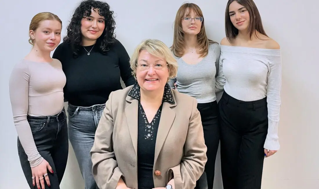 Ege Üniversitesi İletişim Fakültesi Halkla İlişkiler ve Tanıtım Bölümü öğrencileri,