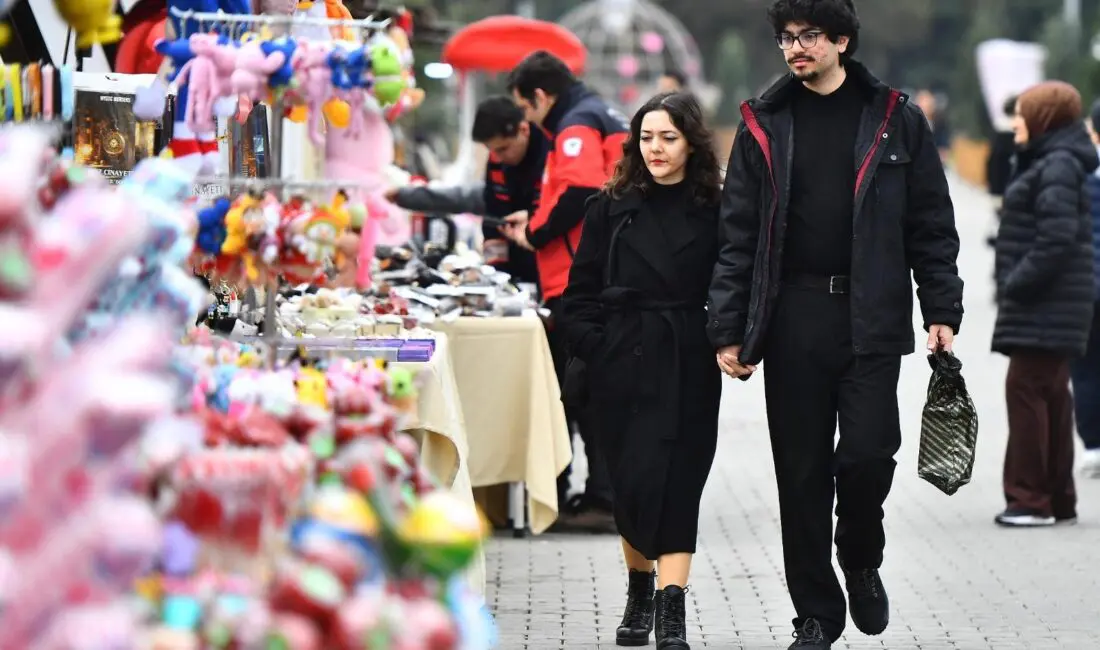 İzmir Büyükşehir Belediyesi tarafından Kültürpark’ta düzenlenen Sevgi Festivali, birbirinden renkli