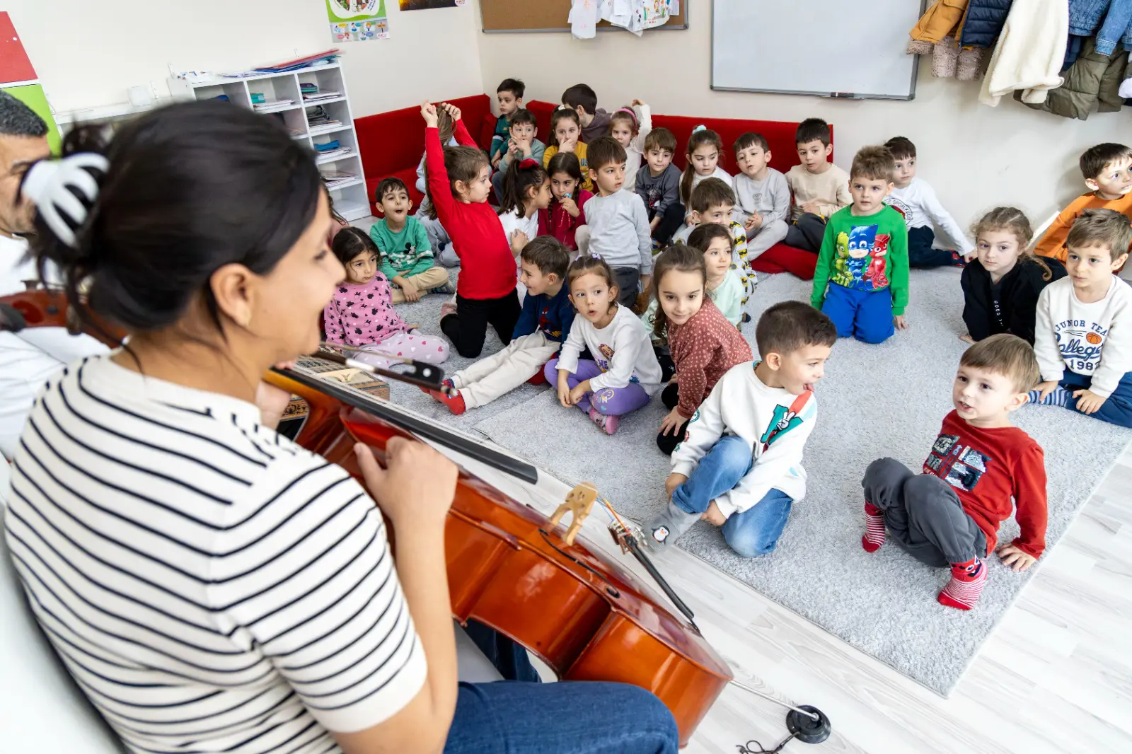 Karşıyakalı minikler Türk müziği çalgıları ile tanışıyor 