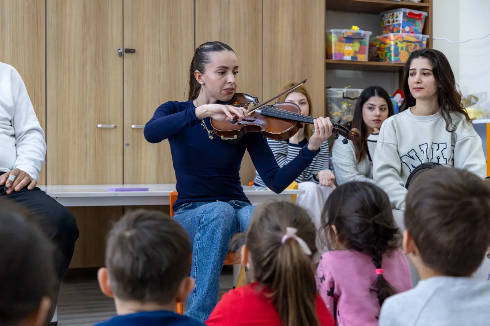 Karşıyakalı minikler Türk müziği çalgıları ile tanışıyor 