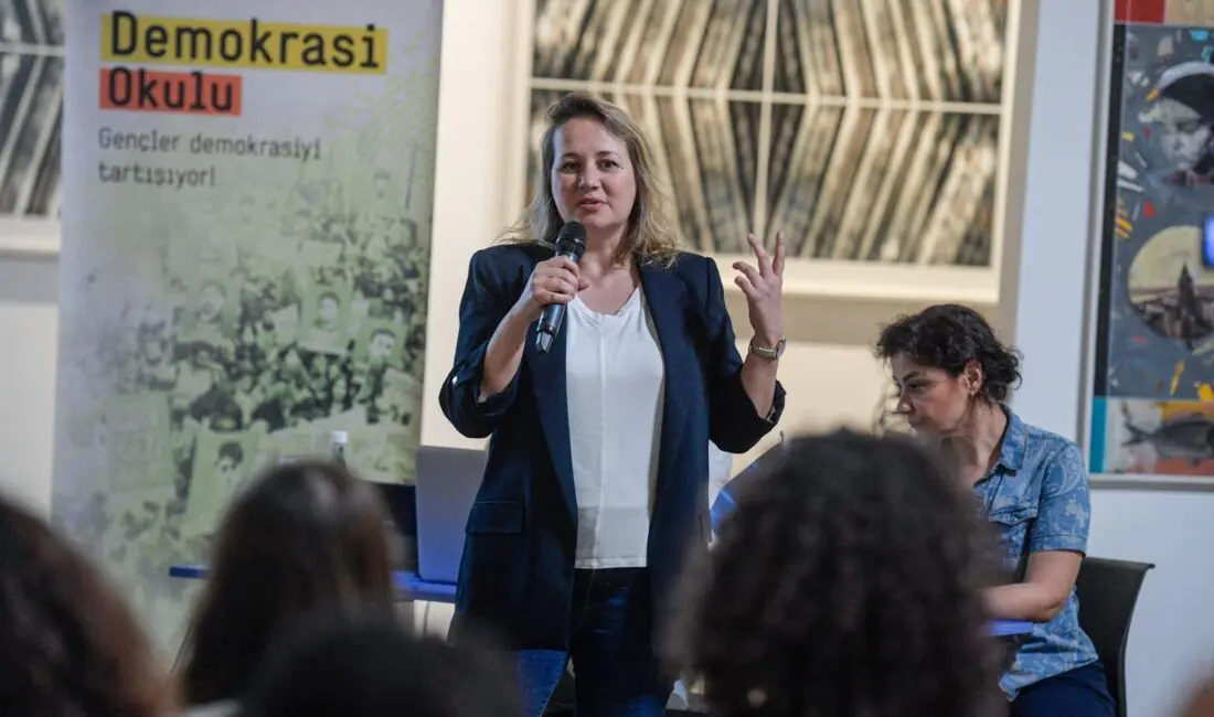 İzmir Büyükşehir Belediyesi’nin çatısı altında faaliyet gösteren Akdeniz Akademisi’nde Demokrasi