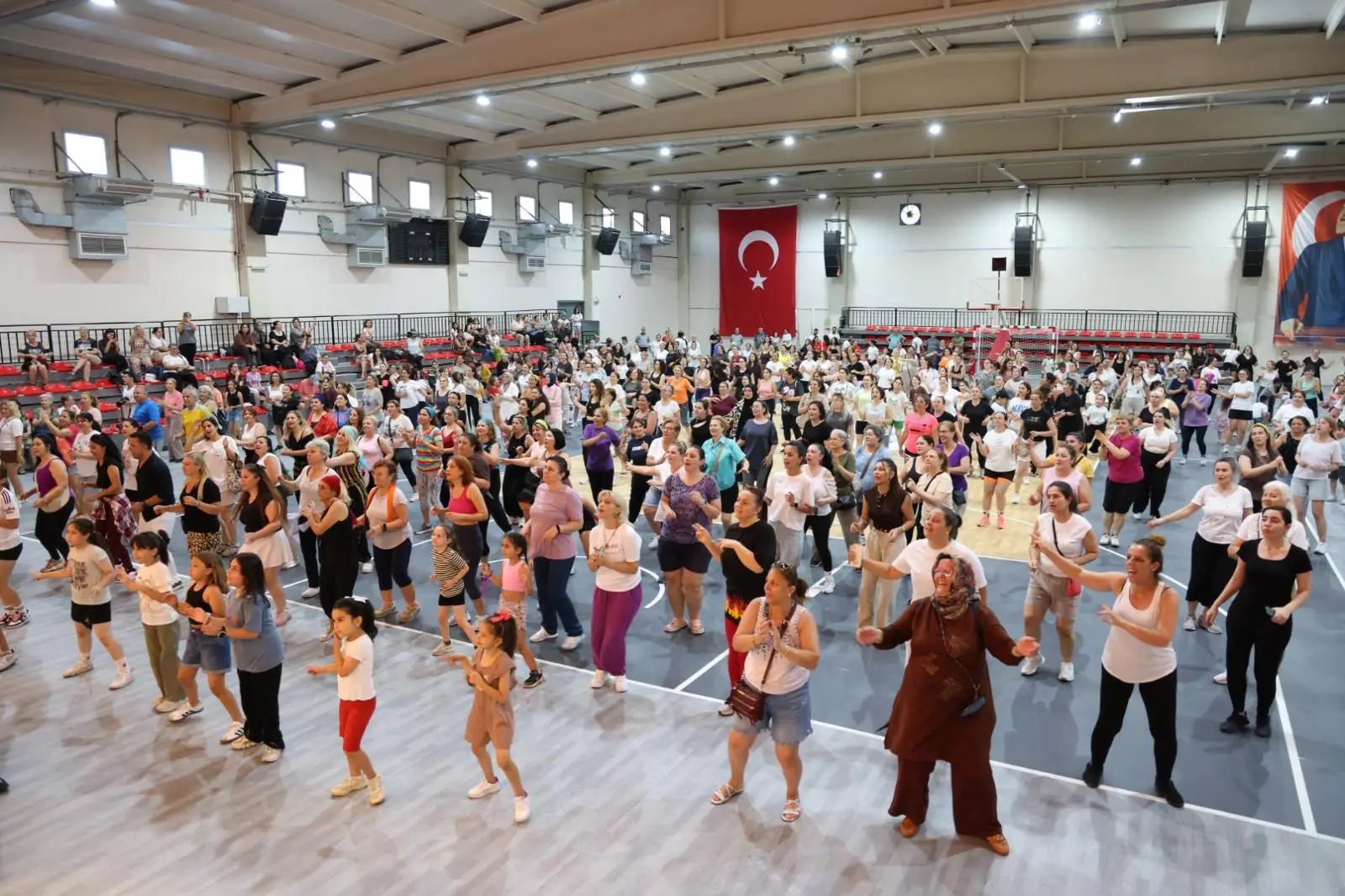 Çiğli Belediyesi’nin düzenlediği dans gecesi yoğun katılımla gerçekleşti