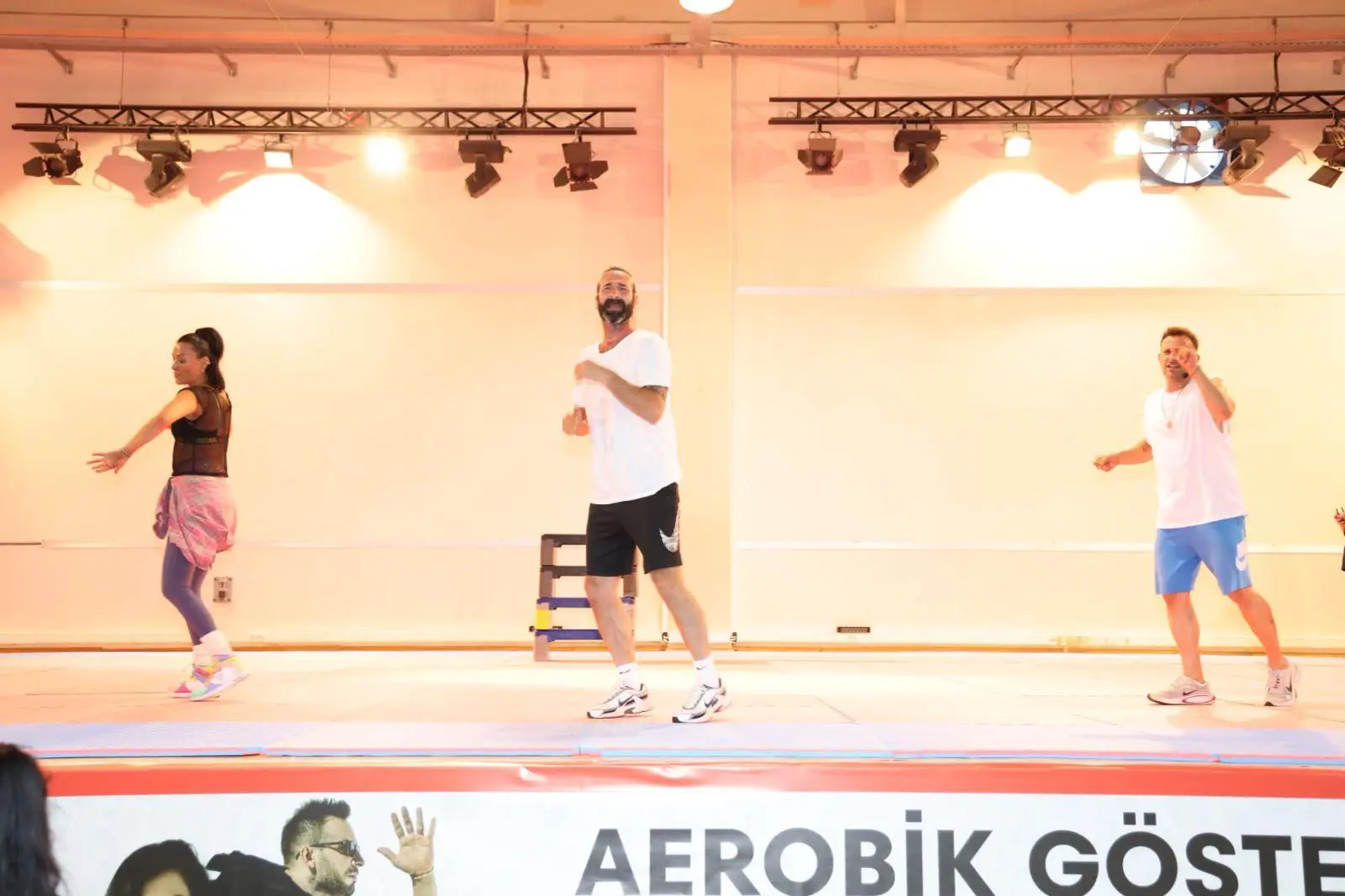Çiğli Belediyesi’nin düzenlediği dans gecesi yoğun katılımla gerçekleşti