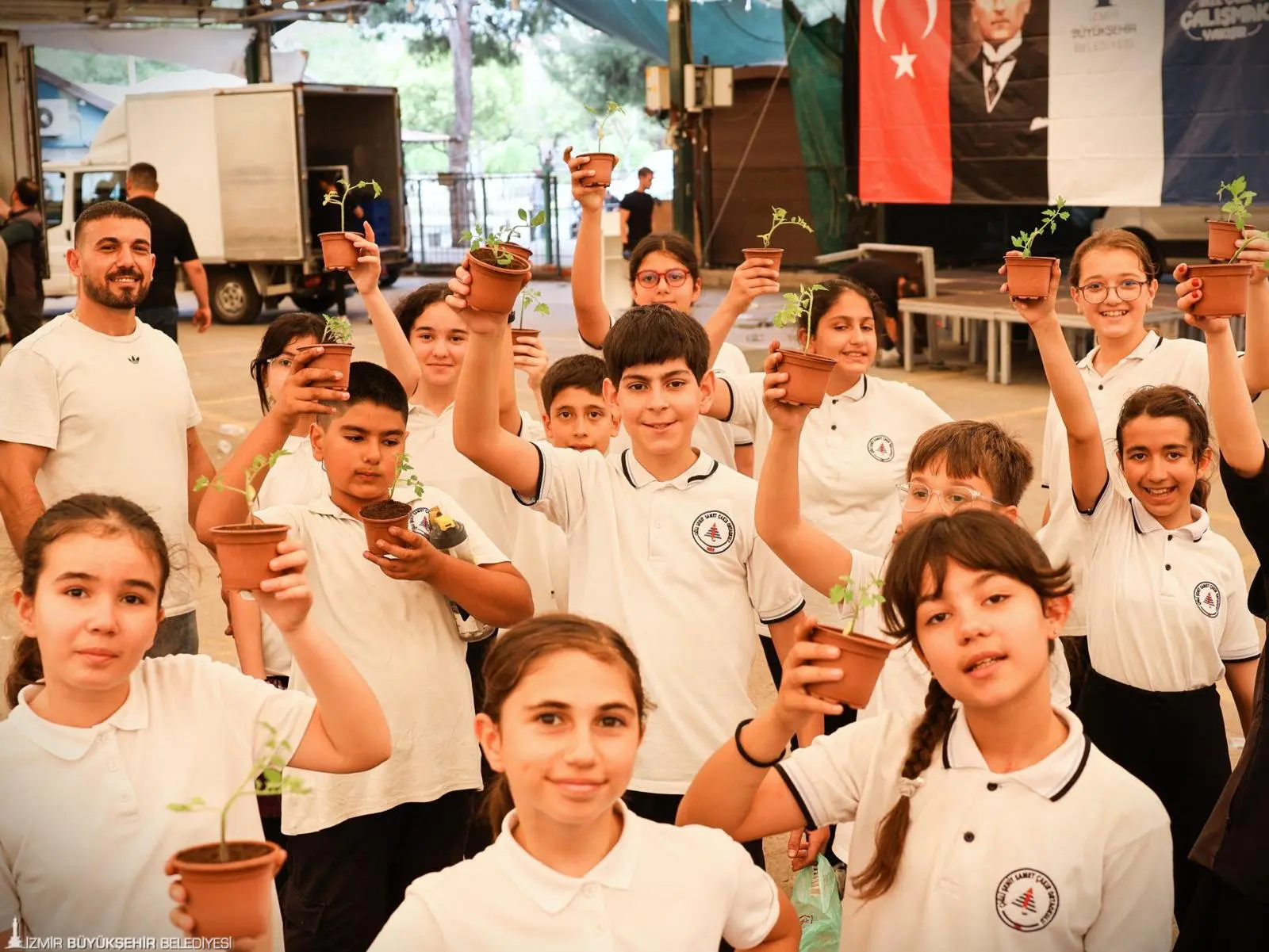 Evdeki atıklar toprağa can oluyor: Organik hazine hayat oluyor
