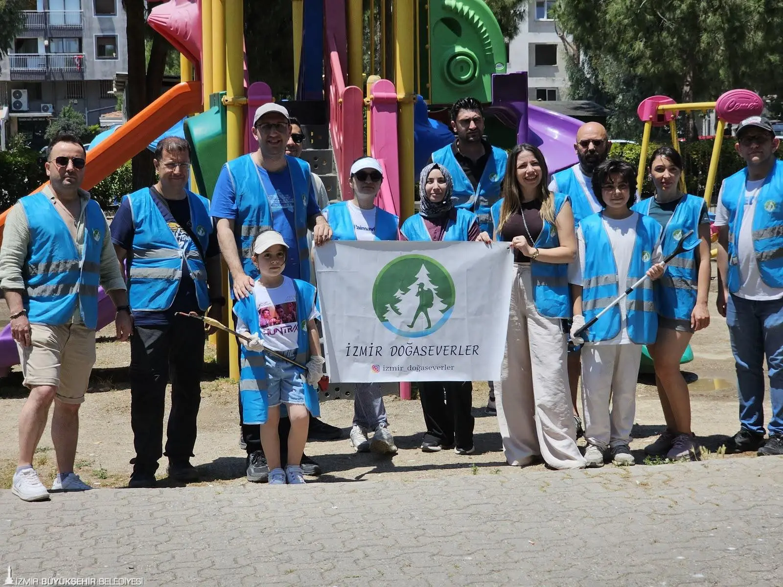 İzmir'de parklar doğal yöntemlerle pırıl pırıl: Oyuncaklar sirke ve arap sabunuyla pırıl pırıl 2 İzmir'de parklar doğal yöntemlerle pırıl pırıl: Oyuncaklar sirke ve arap sabunuyla pırıl pırıl
