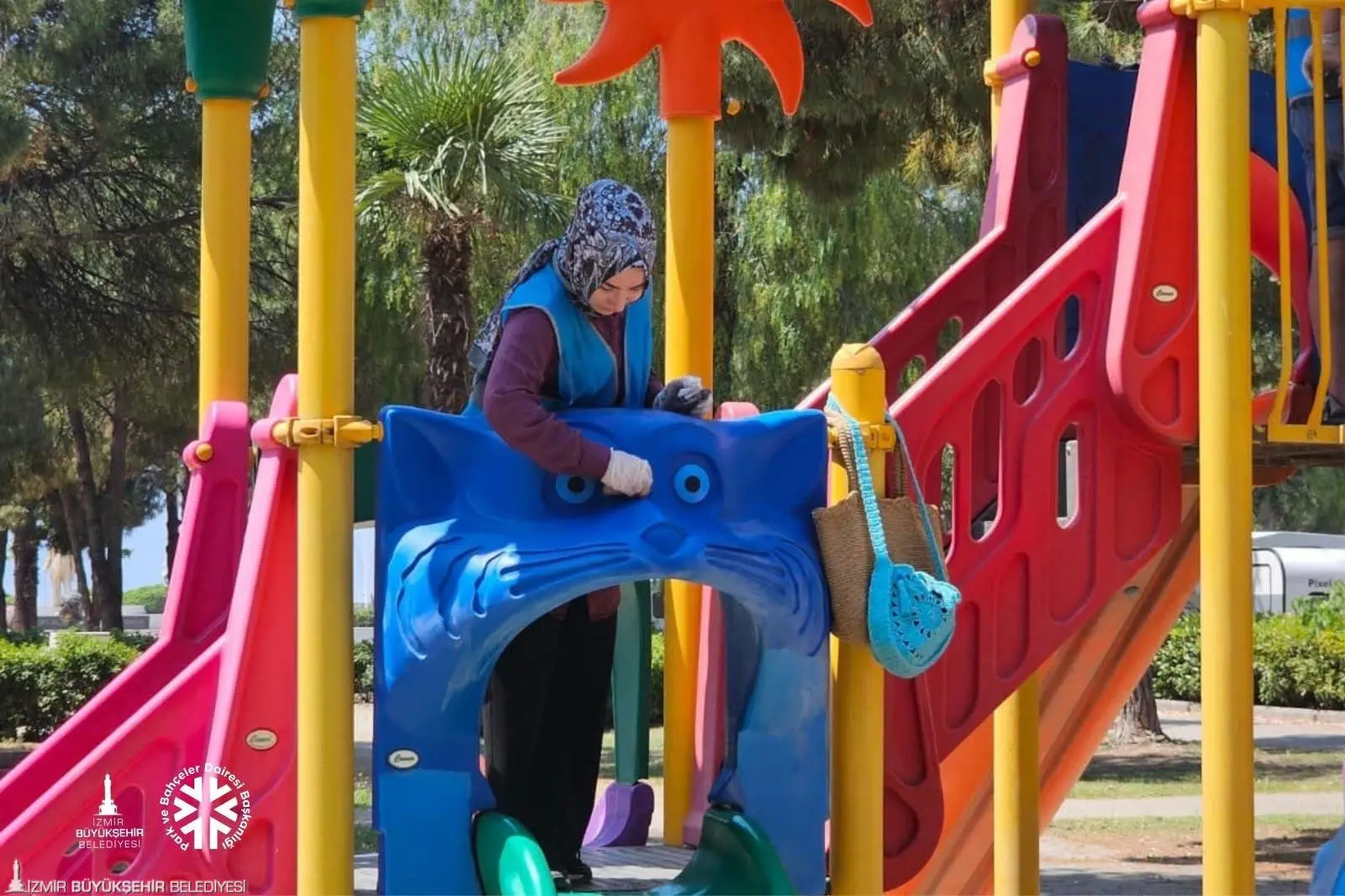 İzmir'de parklar doğal yöntemlerle pırıl pırıl: Oyuncaklar sirke ve arap sabunuyla pırıl pırıl 4 İzmir'de parklar doğal yöntemlerle pırıl pırıl: Oyuncaklar sirke ve arap sabunuyla pırıl pırıl