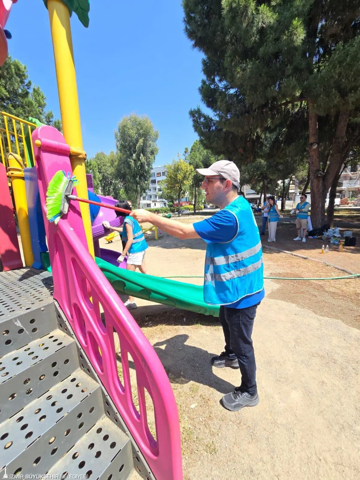 İzmir'de parklar doğal yöntemlerle pırıl pırıl: Oyuncaklar sirke ve arap sabunuyla pırıl pırıl 3 İzmir'de parklar doğal yöntemlerle pırıl pırıl: Oyuncaklar sirke ve arap sabunuyla pırıl pırıl