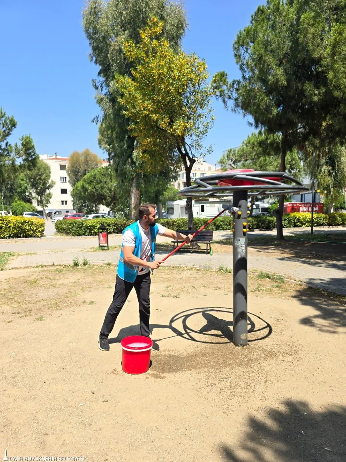 İzmir'de parklar doğal yöntemlerle pırıl pırıl: Oyuncaklar sirke ve arap sabunuyla pırıl pırıl 5 İzmir'de parklar doğal yöntemlerle pırıl pırıl: Oyuncaklar sirke ve arap sabunuyla pırıl pırıl