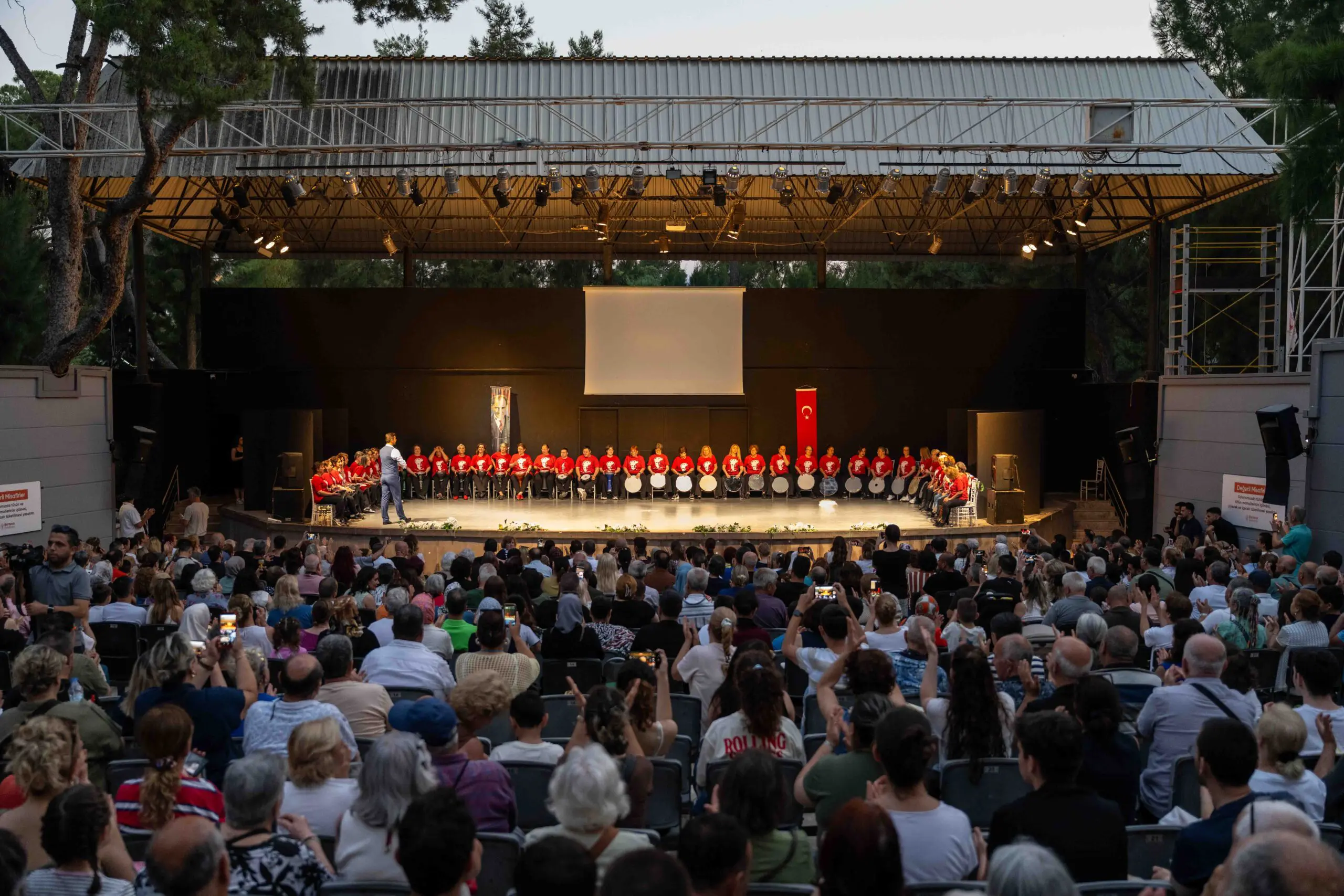 Bornova’da görülmemiş sahne performansı! Tam 145 kişi aynı anda...
