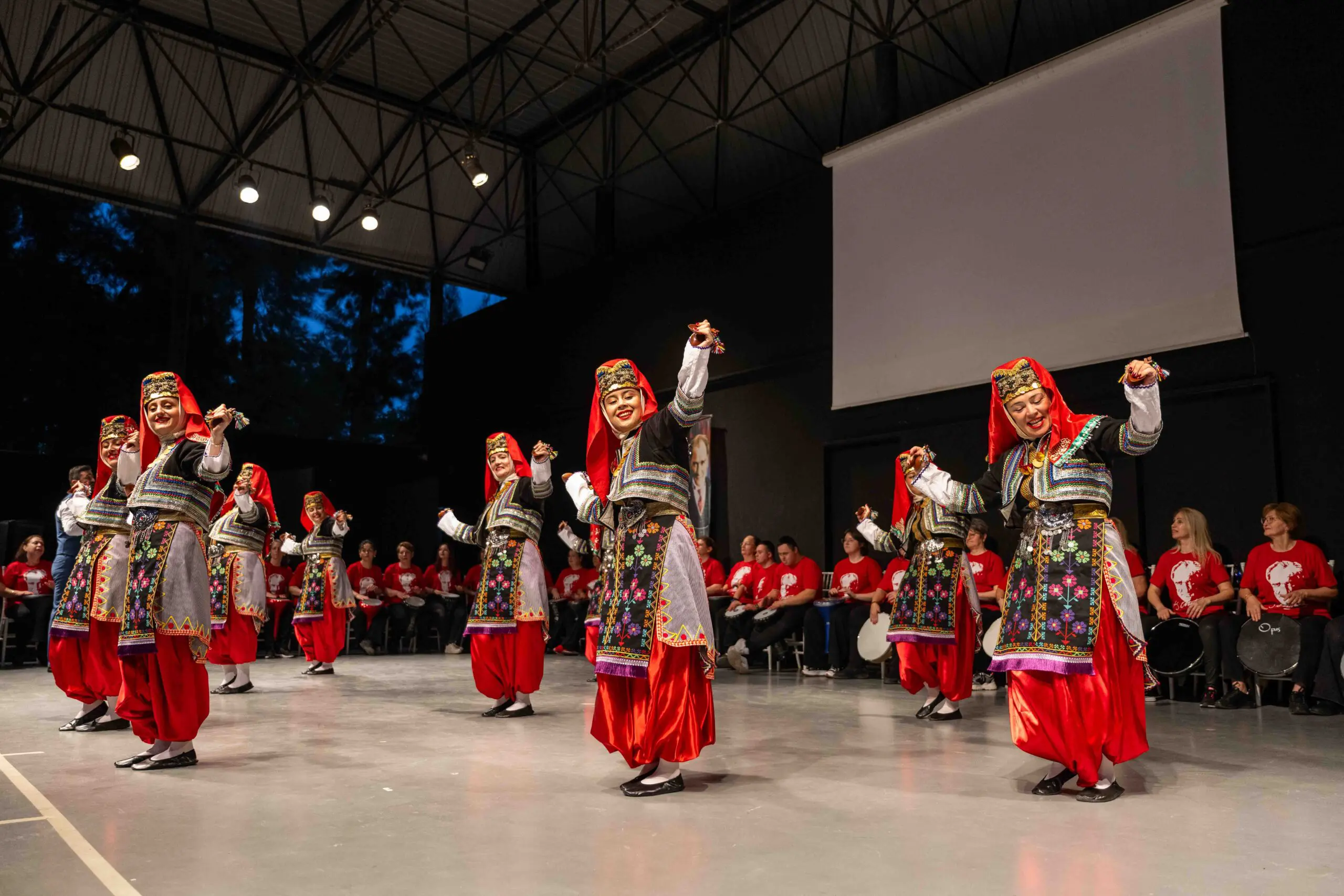 Bornova’da görülmemiş sahne performansı! Tam 145 kişi aynı anda...