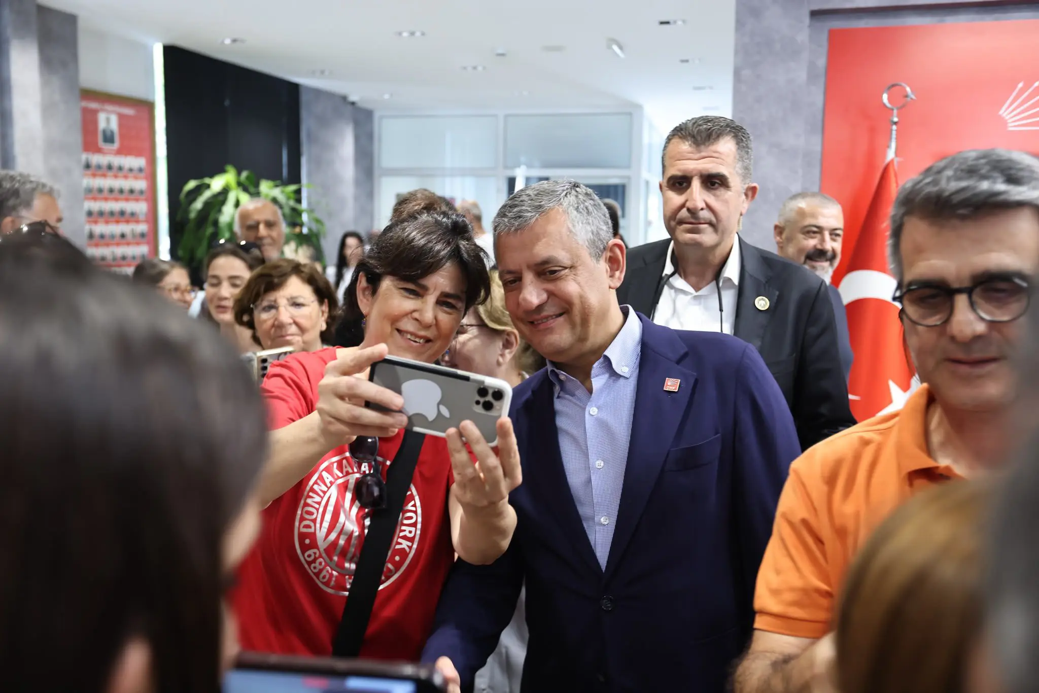 Özgür Özel cenaze öncesi baba evinde: İl Başkanlığını ziyaret etti