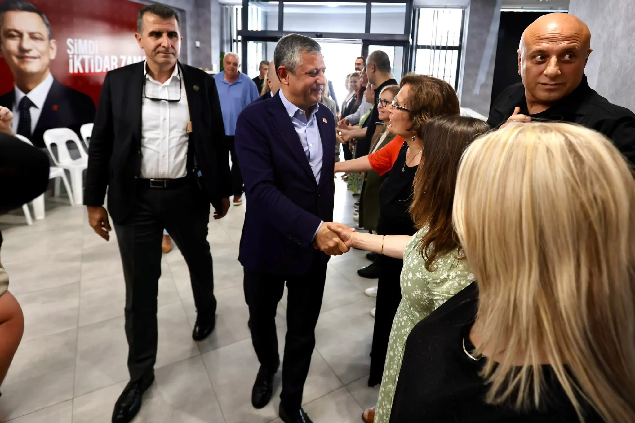 Özgür Özel cenaze öncesi baba evinde: İl Başkanlığını ziyaret etti