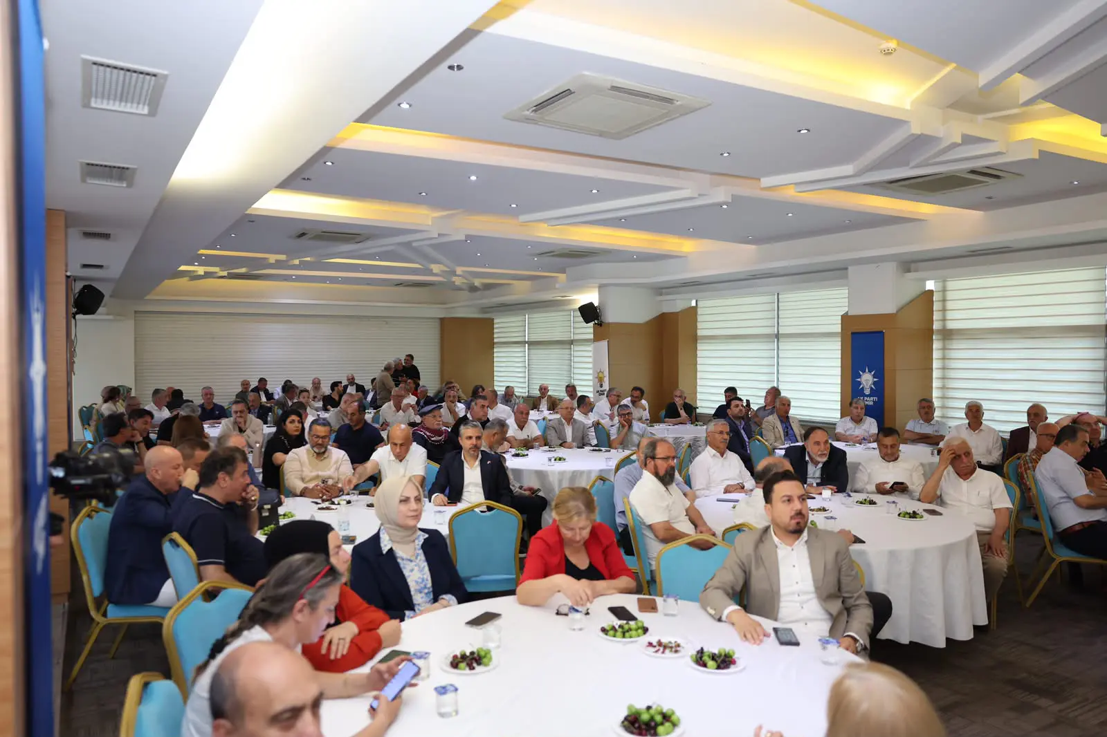 AK Parti İzmir İl Başkanlığı'ndan 'Vefa' buluşması: Bilal Saygılı gündemi değerlendirdi 2 AK Parti İzmir İl Başkanlığı'ndan 'Vefa' buluşması: Bilal Saygılı gündemi değerlendirdi
