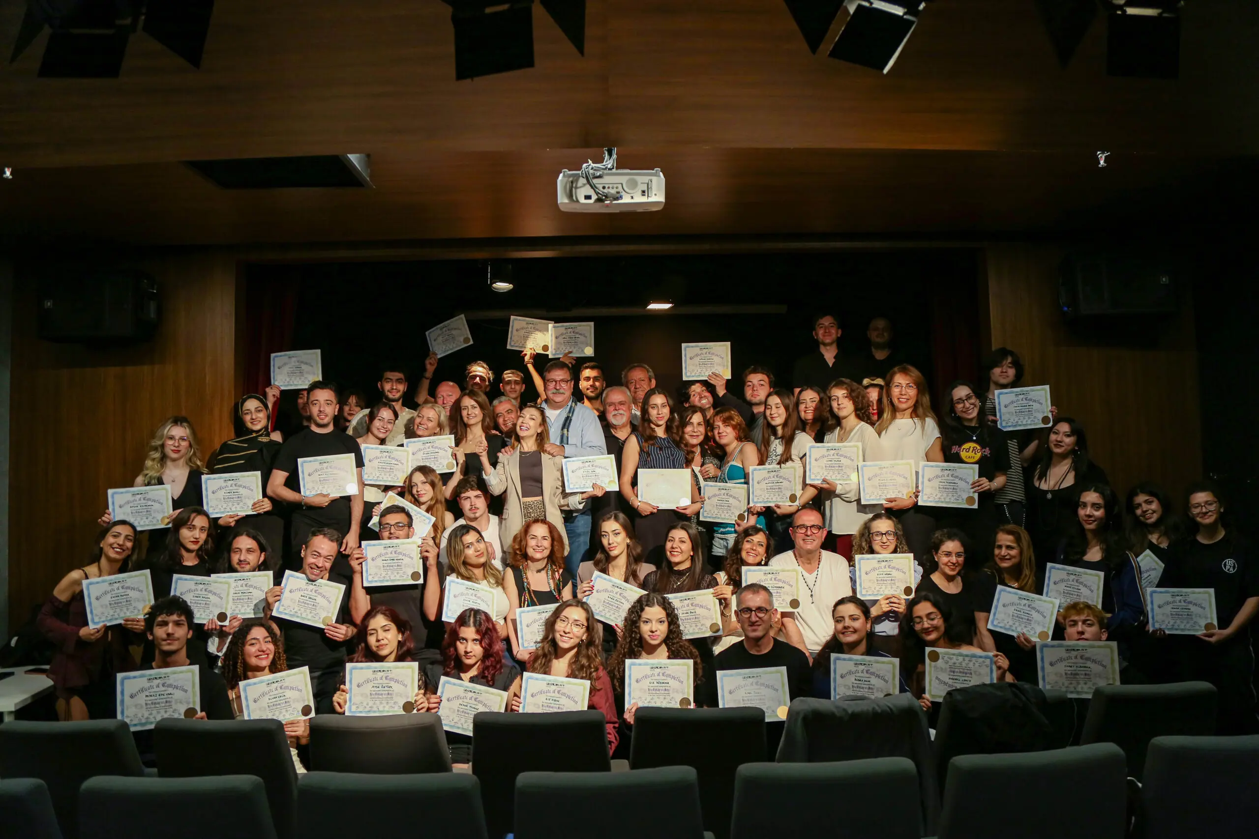 Folkart Academy’de 'gurur' günü: Geleceğin tiyatrocuları mezun oldu