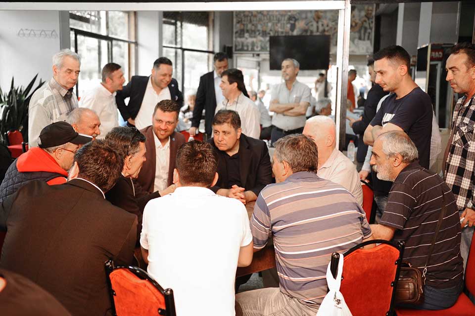 Karşıyaka sokaklarında esnaf ve pazar ziyaretleri gerçekleştiren, demokratik kitle örgütlerinin