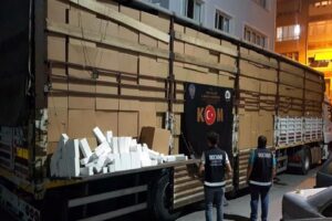 İzmir'in Buca ilçesinde, polis ekiplerince yapılan kaçakçılık operasyonunda piyasa değeri