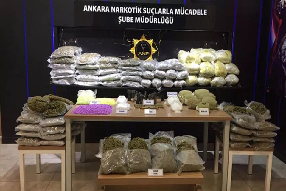 Ankara'da polis ekiplerince son 1 haftada d&uuml;zenlenen 25 uyuşturucu operasyonunda
