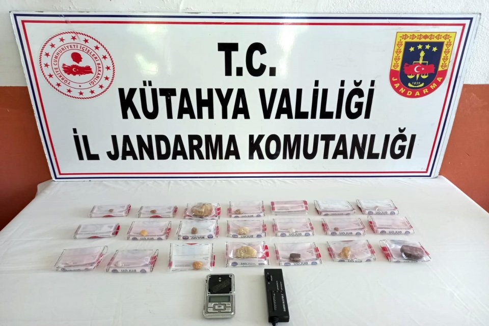 K&uuml;tahya'nın Tavşanlı il&ccedil;esinde, jandarma ekiplerinin operasyonunda elmas olduğu değerlendirilen 21