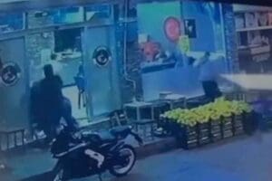 İzmir'in Bayraklı il&ccedil;esinde ger&ccedil;ekleşen kahvahane baskınının g&ouml;r&uuml;nt&uuml;leri ortaya &ccedil;ıktı. Kahvehaneyi