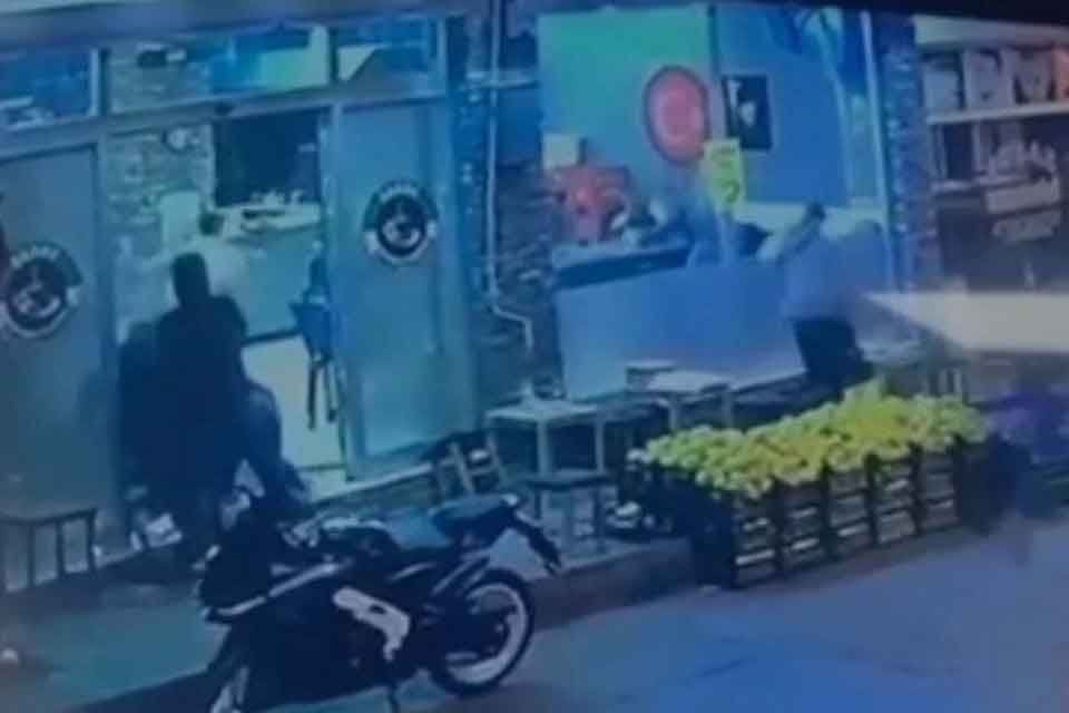 İzmir'in Bayraklı il&ccedil;esinde ger&ccedil;ekleşen kahvahane baskınının g&ouml;r&uuml;nt&uuml;leri ortaya &ccedil;ıktı. Kahvehaneyi