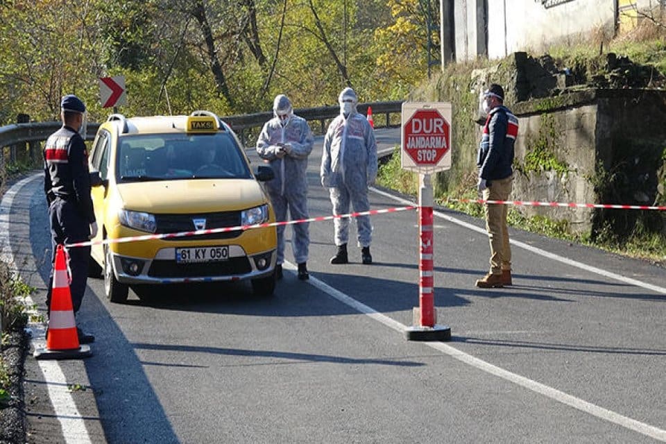 Rize&rsquo;nin Ardeşen il&ccedil;esine bağlı K&ouml;pr&uuml;k&ouml;y k&ouml;y&uuml;, koronavir&uuml;s tedbirleri kapsamında karantinaya