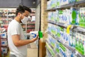 Market raflarında yaygın markalı 1 litre s&uuml;t&uuml;n fiyatı 8 lira