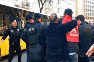 1 Mayıs&rsquo;ı Taksim&rsquo;de kutlamak isteyenler g&ouml;zaltına aldı. Polis &ccedil;ekim yapmak
