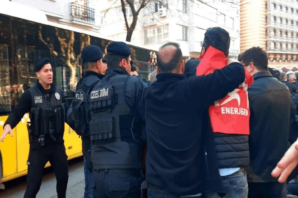 1 Mayıs&rsquo;ı Taksim&rsquo;de kutlamak isteyenler g&ouml;zaltına aldı. Polis &ccedil;ekim yapmak