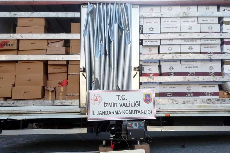 İzmir'in Bornova ve &Ccedil;iğli il&ccedil;elerinde, jandarmanın depo ve iş yerlerine