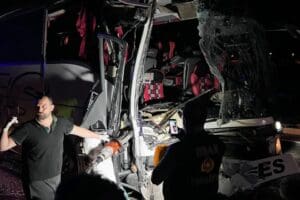 UŞAK'ta TIR'a arkadan &ccedil;arpan yolcu otob&uuml;s&uuml;n&uuml;n muavini Rasim Kutlucan (25)