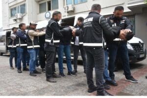 İzmir'in Bayraklı il&ccedil;esinde, bir kahvehaneyi basıp, husumetli oldukları Mustafa Er'i