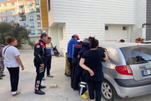 İzmir&rsquo;in Tire il&ccedil;esinde, anahtarları i&ccedil;inde unutulan ara&ccedil;, kendisini kilitleyince 10