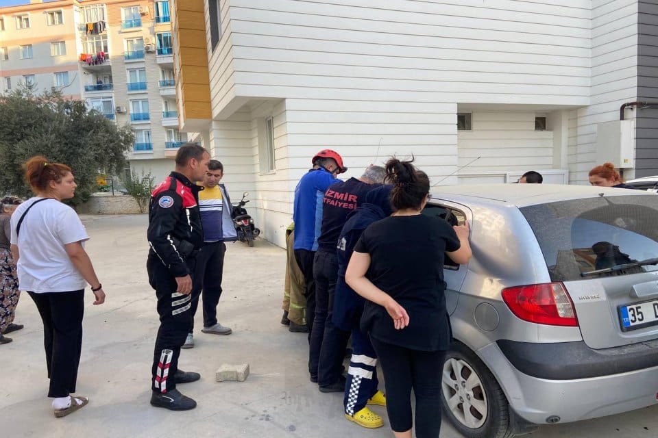 İzmir&rsquo;in Tire il&ccedil;esinde, anahtarları i&ccedil;inde unutulan ara&ccedil;, kendisini kilitleyince 10