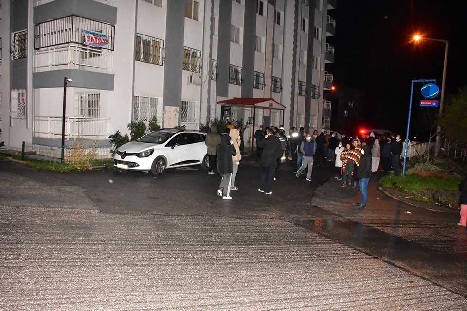 İzmir'in Çiğli ilçesinde 10 katlı apartmanın zemin katında oturan M.K.'ya