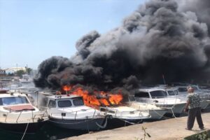 Muğla'nın Bodrum ilçesinde, teknede çıkan yangın itfaiye ekiplerince söndürüldü. Turgutreis