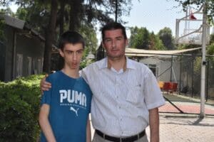 İzmir'de rahatsızlanınca Ege &Uuml;niversitesi Hastanesi'ne g&ouml;t&uuml;r&uuml;len otizmli Emirhan &Ouml;zkan'ın (17),