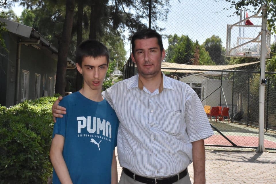 İzmir'de rahatsızlanınca Ege &Uuml;niversitesi Hastanesi'ne g&ouml;t&uuml;r&uuml;len otizmli Emirhan &Ouml;zkan'ın (17),
