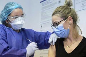 Covid-19 aşıları d&uuml;nyanın bir&ccedil;ok &uuml;lkesinde gevşeme ve normalleşme adımlarını beraberinde